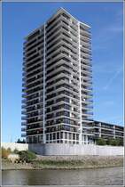 berseestadt Bremen. Der 20-geschossige Landmark Tower von der Weser aus gesehen. 07.09.2016