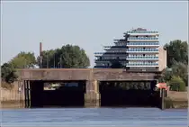 Bremen. Auf dem im 2. Weltkrieg nicht mehr fertiggestellten U-Boot-Bunker Hornisse wurde 1968/69 ein B�rogeb�ude errichtet. 07.09.2016