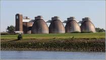 Bremen. Die fnf Faultrme der Klranlage im Stadtteil Seehausen schimmern im Sonnenlicht. 07.09.2016