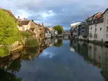 Ornans, H�user entlang der Loue und Grand Pont von 1602 (16.09.2016)