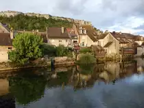 Ornans, H�user am Nordufer der Loue mit dem Roche du Mont (16.09.2016)