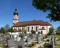 Rheinhausen, Blick �ber den Friedhof zur Kirche St.Ulrich, erbaut 1749, Mai 2016