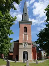 �ngs�, Kirche im Schlo�park, Backsteinbau erbaut im 14. Jahrhundert, Kirchturm von 1744, seitlich Grabkapelle der Familie Piper (15.06.2016)