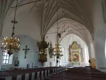 Hedemora, Innenraum der Ev. Kirche, barocke Kanzel von 1727, Gem�lde von Olof Gerdman, Kronleuchter aus Skultuna Messing, Altar von  M�rten Eskil Winge (16.06.2016) 