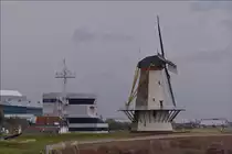 . Die „Oranjemolen“ wird heute noch gelegentlich als Getreidem�hle gebraucht, steht nahe an der M�ndung der Westerschelde in Vlissingen, sie wurde schon im Jahre 1699 schriftlich erw�hnt. Zuletzt wurde sie im Jahr 2002 renoviert. Aufgenommen w�hrend einer Stadtrundfahrt am 26.09.2016.  (Jeanny)