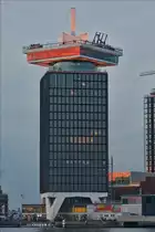 . Der mit der Spitze fast 100 Meter messende A’dam Turm am IJ Ufer in Amsterdam, wurde im Jahr 1967 gebaut und ab 1971 bis 2009 von der Firma Shell als B�rogeb�ude genutzt, nach mehrj�hrigen Renovierungsarbeiten ist der Turm mit einem Restaurant in der oberen Etage und dar�ber einer Aussichtplattform mit 2 Freiluftschaukeln seit dem 14. Mai 2016 f�r jedermann zug�nglich. In den Fenstern des Restaurants leuchtet noch das Rot der untergehenden Sonne. 24.09.2016


    
