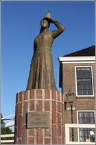 Stavoren (Starum). Um die Frau von Stavoren rankt sich eine Legende. Am alten Hafen ist ihr ein Denkmal gewidmet. 04.10.2016