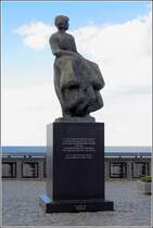 Urk. Das Fischerdenkmal wurde 1968 eingeweiht und erinnert an die auf See gebliebenen Fischer der Insel/des Ortes. 04.10.2016