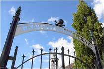 Urk. Direkt neben der Kerkje an de Zee befindet sich der Friedhof (Laatsterustplaats). ber dem Eingang wurde ein eiserner Totenkopf angebracht. 04.10.2016