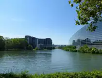 Stra�burg, die Br�cke �ber die Ill verbindet das Parlamentsgeb�ude rechts mit dem Geb�ude Salvador de Madariaga links, Aug.2016 