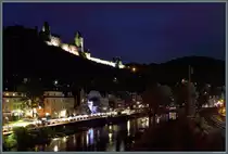 Nachts wird die Burg Altena, Wahrzeichen der gleichnamigen Stadt, angestrahlt. Im Vordergrund flie�t die Lenne. (02.10.2016)