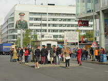 Berlin Checkpoint Charlie am 07. Oktober 2016 gesehen vom Bezirk Kreuzberg. Das Bild zeigt einen jungen russische Soldaten der damaligen UdSSR , der den Blick in Richtung Sden richtet. Er trgt nicht die Uniform der sowjetischen Armee, sondern die der GUS-Streitkrfte.