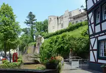 Bad M�nstereifeler-Burg mit Erftbr�cke und Aufgang zur Burg - 05.06.2016