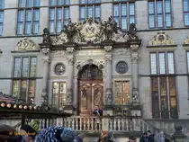 Bremen am 3.12.2015: Portal des Sch�ttings (Handelskammer Bremen) mit der Inschrift „Buten un Binnen – Wagen un Winnen /