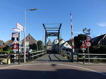 Haastrecht, Ijsselbrcke an der Veerstraat und altes Rathaus (22.08.2016)
