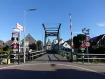 Haastrecht, Ijsselbr�cke an der Veerstraat und altes Rathaus (22.08.2016)