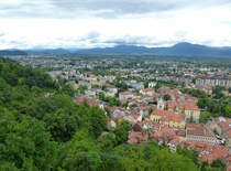 Ljubljana (Laibach), Blick von der Burg Richtung Sden auf einen Teil der slowenischen Hauptstadt, im Vordergrund die Kirche St.Jakob, Juni 2016 