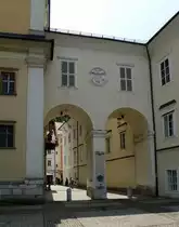 Ljubljana, der Torbau verbindet die St.Nikolaus-Kathedrale mit dem Bischofspalais, Juni 2016