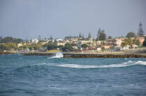 Platanias vom Hafen aus gesehen. Aufnahme: 18. Oktober 2016.