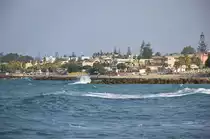 Platanias vom Hafen aus gesehen. Aufnahme: 18. Oktober 2016.