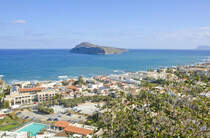 Blick auf Platanias - Im Hintergrund ist die Insel Agios Theodor zu sehen. Aufnahme: 19. Oktober 2016.