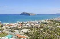 Blick auf Platanias - Im Hintergrund ist die Insel Agios Theodor zu sehen. Aufnahme: 19. Oktober 2016.