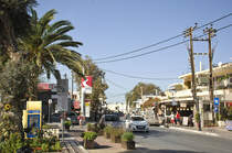 Die Hauptstrae PEO Kissamou Chanson in Platanias auf Kreta. Aufnahme: 22. Oktober 2016.