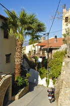 Strae in Alt-Platanias auf Kreta. Aufnahme: 22. Oktober 2016.