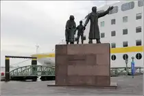 Bremerhaven. Das Auswanderer-Denkmal auf dem Willy-Brandt-Platz an der Seeb�derkaje. 30.09.2016