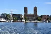 OSLO (Fylke Oslo), 08.09.2016, Blick von der Fhre auf das Rathaus