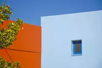 Huser an der Hauptstrae in Platanias auf Kreta. Aufnahme: 22. Oktober 2016.