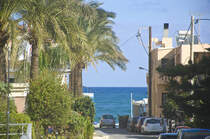 Gasse in Platanias an der Nordkste Kretas. Aufnahme: 19. August 2016.