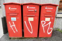 BERGEN (Fylke Vestland, bis 31.12.2019 Fylke Hordaland), 10.09.2016, drei Briefksten nebeneinander in der Christies gate; hier wird wohl noch viel geschrieben