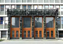 Ljubljana, der knstlerisch gestaltete Haupteingang des Parlamentsgebudes, Juni 2016