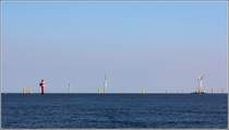 Der Offshore-Windpark Nordergrnde wird in der Auenweser zwischen den Leuchttrmen Alte Weser (links im Bild) und Tegeler Plate (nicht im Bild) errichtet. 31.08.2016