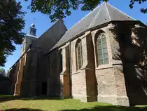 Oude Tonge, Ref. Kirche, chor und Sakristei von 1499, Langschiff unt Turmm 16. Jahrhundert (24.08.2016)