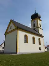 Appertshofen, kath. Pfarrkirche Maria Heimsuchung, Saalkirche mit flacher Decke und Hohlkehle, Chorturm mit Zwiebelhaube, erbaut im 16. Jahrhundert (01.05.2016)