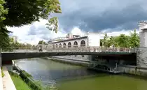 Ljubljana, die Metzgerbr�cke von 2010, erm�glicht den Fu�g�ngern den �bergang �ber die Ljubljanica zum Zentralmarkt, unter der Br�cke eine Anlegestation f�r Ausflugsboote, Juni 2016