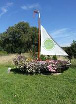 Boot mit Blumenschmuck am Ortseingang von Wolphaartsdijk (25.08.2016)