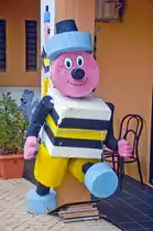 Eine Werbung f�r S��igkeiten an der Hauptstra�e in Platinias auf der Insel Kreta. Aufnahme: 22. Oktober 2016.