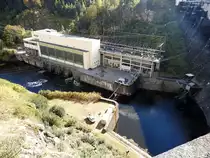 Kraftwerk Ottenstein-Rastenfeld; hier wird mittels vier Francis-Turbinen (Nennleistung je 12 MW) Strom produziert; rechts noch erkenntlich die m�chtige Staumauer; 161005