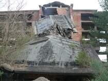 Nach einem Sprengversuch eingestrztes Treppenhaus am Rohbau eines KdF-Gebudes. Genauere Erluterungen zur KdF-Anlage finden sich in lteren Fotos von mir in der Prora-Kategorie. 30.12.2007