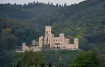 Schloss Stolzenfels,  Im Jahre 1823 bedachte die Stadt Koblenz den preu�ischen Kronprinzen Friedrich Wilhelm, Sie schenkte ihm eine Ruine – die �berreste der mittelalterlichen Burg  Stolzenfels. Bis 1847 entstand dort schlie�lich der bis heute wohl sch�nste und bedeutendste Baukomplex der preu�ischen Rheinromantik: Schloss Stolzenfels, s�dlich vor den Toren von Koblenz. Gesehen am 06.10.16.