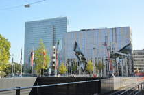 Der Umgebaute Jahn-Wellen-Platz, heute K-Bogen genannt. Da drunter befindet sich jetzt ein Autotunnel vorn unten am Bild, und die U-Bahn Werhanlinie Dsseldorf am 26.09.16.