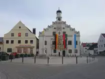 Gaimersheim, Rathaus am Marktplatz, zweigeschossiger Staffelgiebelbau, erbaut im 
16. Jahrhundert (01.05.2016)