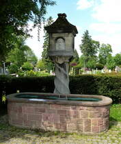 Freiburg, ein Brunnen auf dem Gelnde des Hauptfriedhofes, Mai 2016