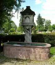 Freiburg, ein Brunnen auf dem Gel�nde des Hauptfriedhofes, Mai 2016