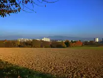 Freiburg, Blick vom Lehener Bergle �ber den Stadtteil Landwasser zum Schwarzwald, Okt.2015