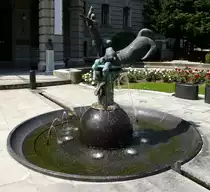 Ljubljana, Brunnen vor dem Eingang zum Universit�tshauptgeb�ude, Juni 2016