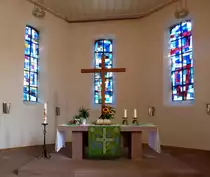 Steinen, der 1958 neu aufgestellte Altar in der evangelischen Kirche, Sept.2016